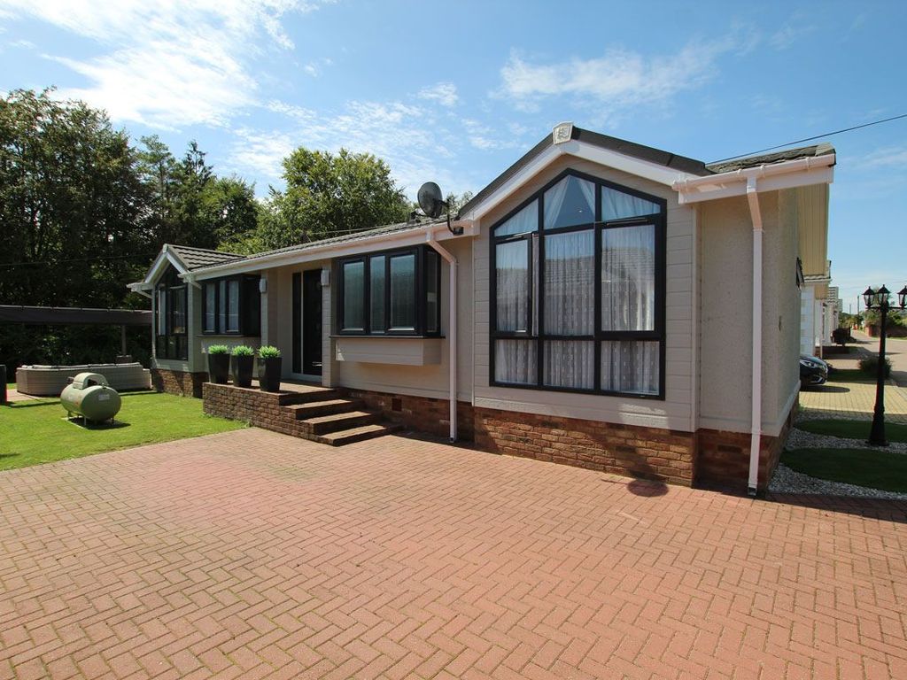 2 bed bungalow for sale in Meadow View, Pilgrims Retreat, Harrietsham