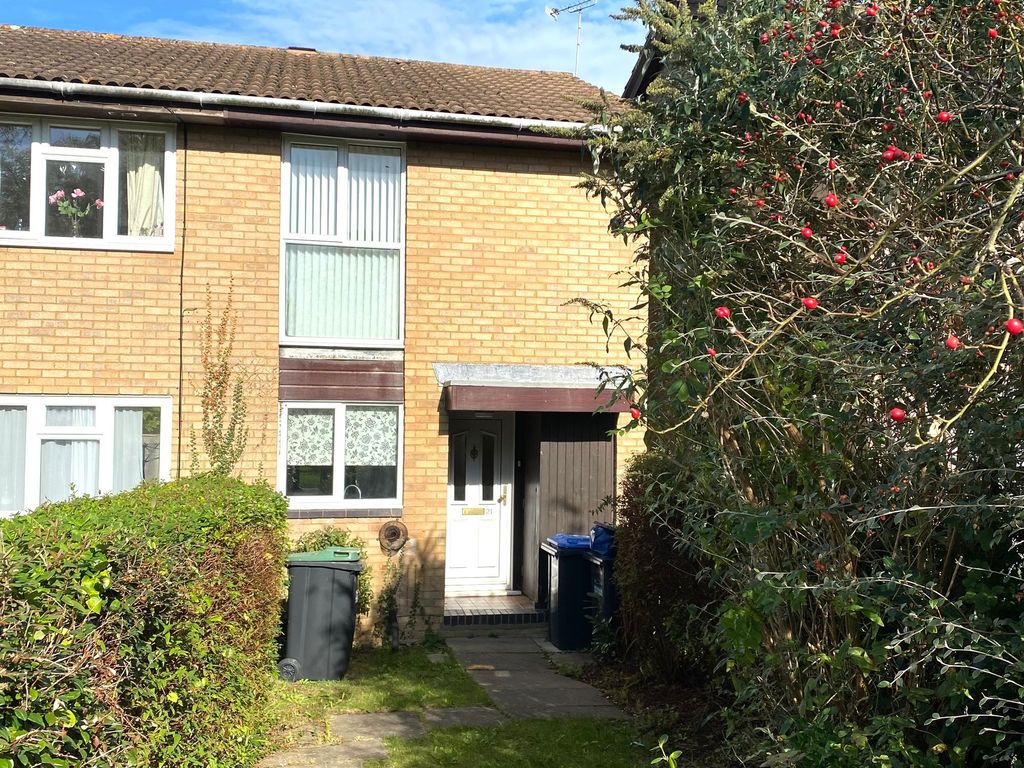 2 bed property to rent in Tudor Close, East Grinstead RH19, £1,400 pcm