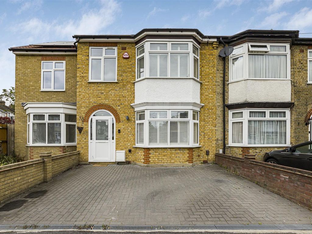 4 bed property for sale in Thornwood Close, South Woodford, London E18