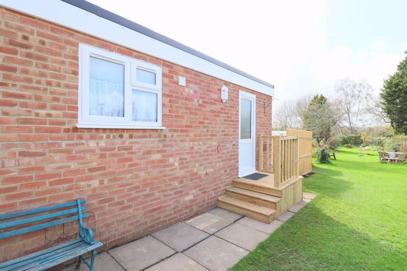 1 bed detached bungalow to rent in Oxstalls Drive, Longlevens