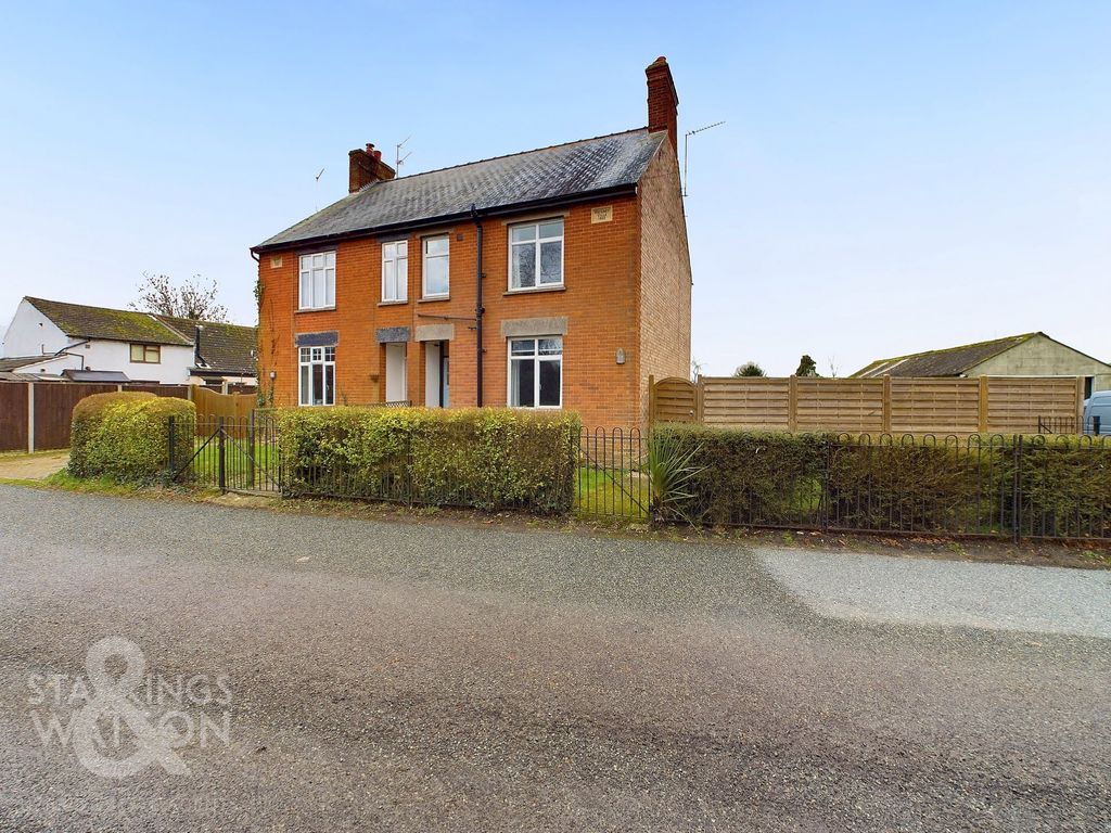 3 bed semidetached house for sale in Kings Dam, Gillingham, Beccles