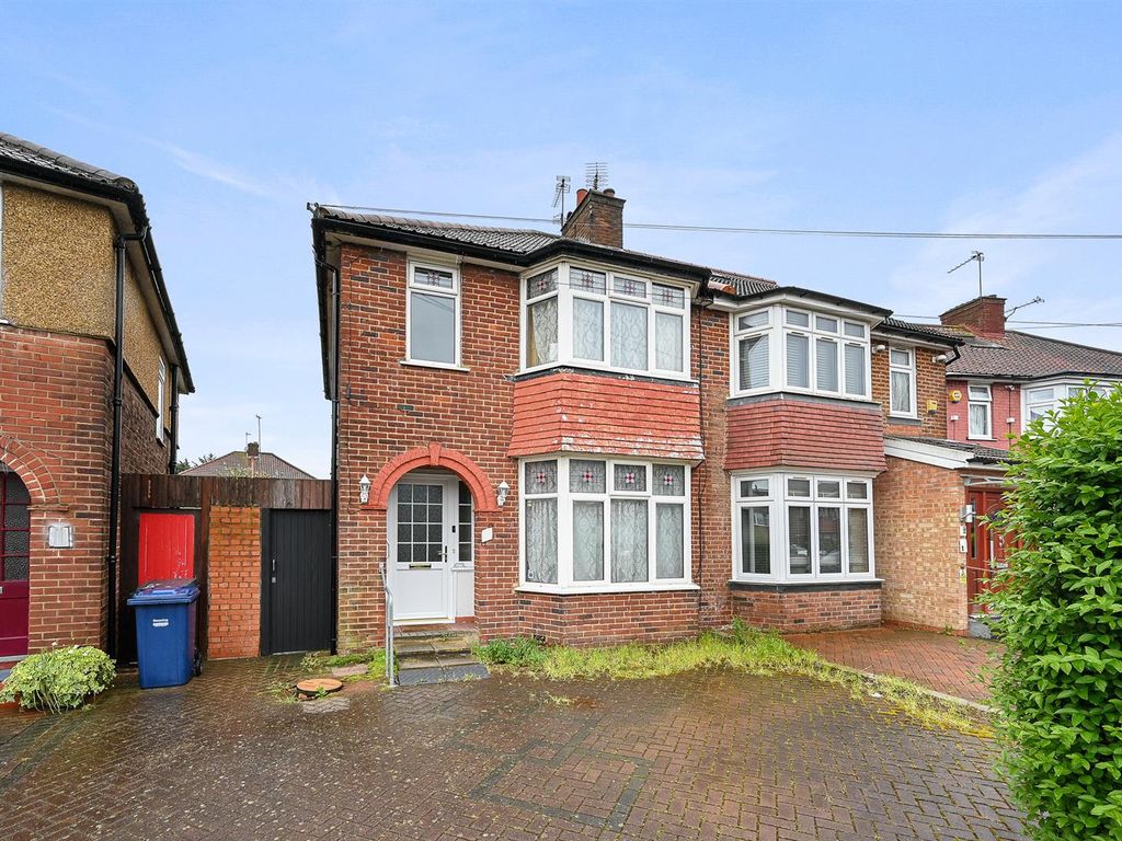 3 bed property for sale in Cumbrian Gardens, Cricklewood, London. NW2