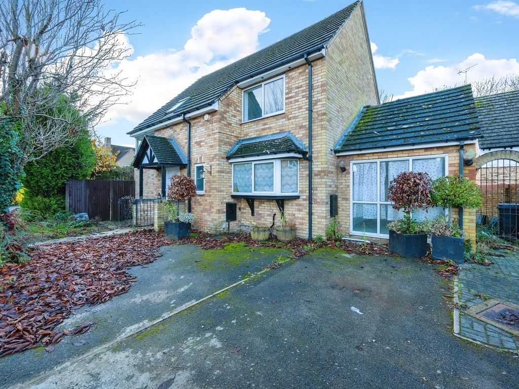 4 bed detached house for sale in Close, Chalton, Luton LU4, £