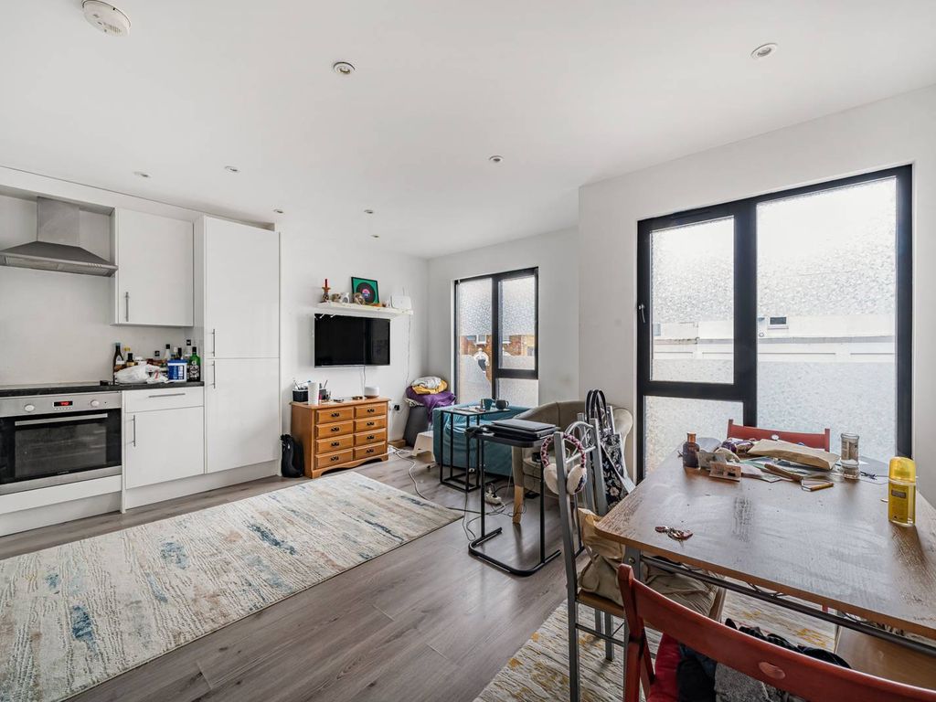 1 bed flat to rent in Cranbrook Mews, Walthamstow, London E17, £2,750