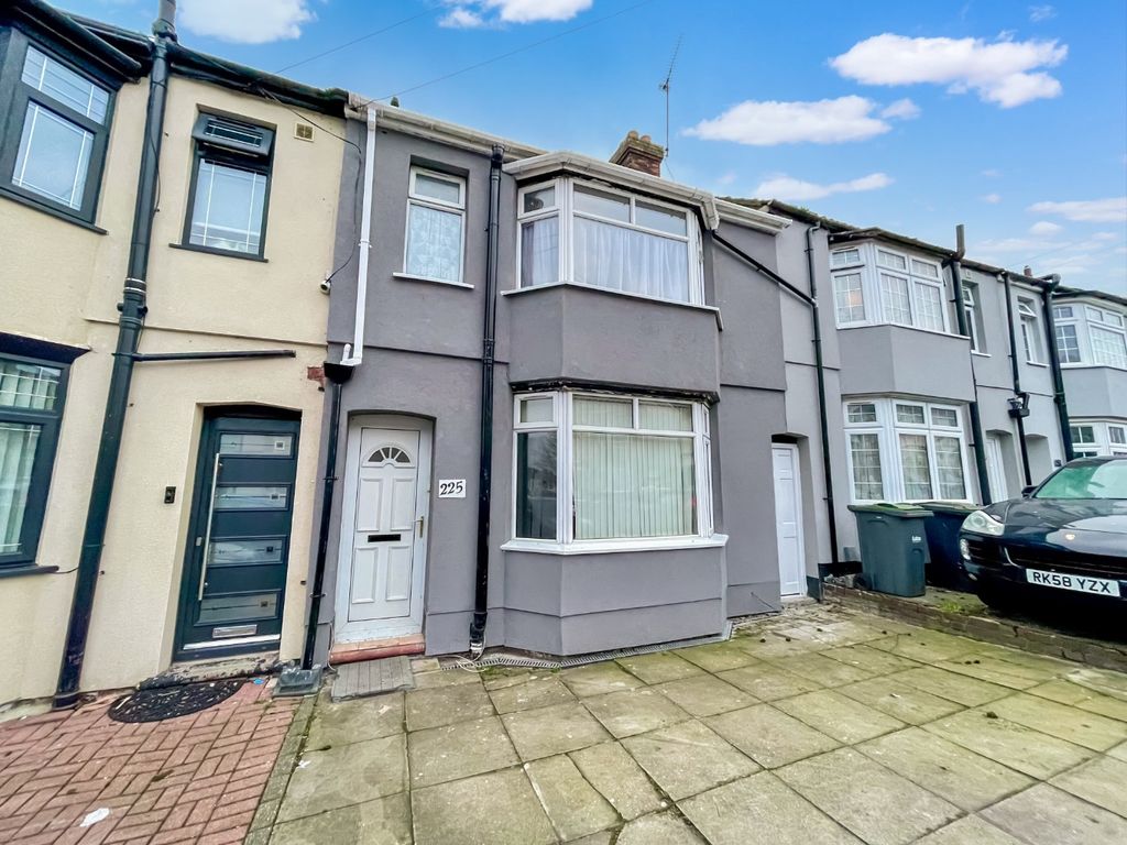3 bed terraced house for sale in Connaught Road, Luton, Bedfordshire LU4, £290,000 Zoopla