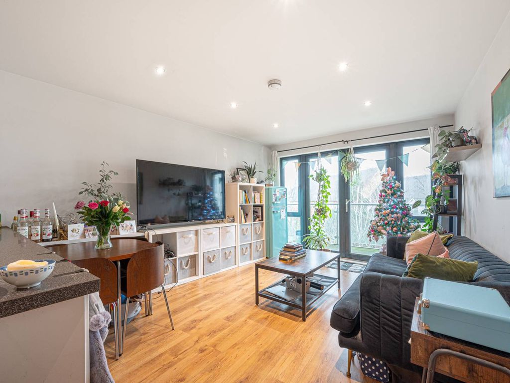 2 bed flat for sale in Friern Road, New Southgate, London N11, £