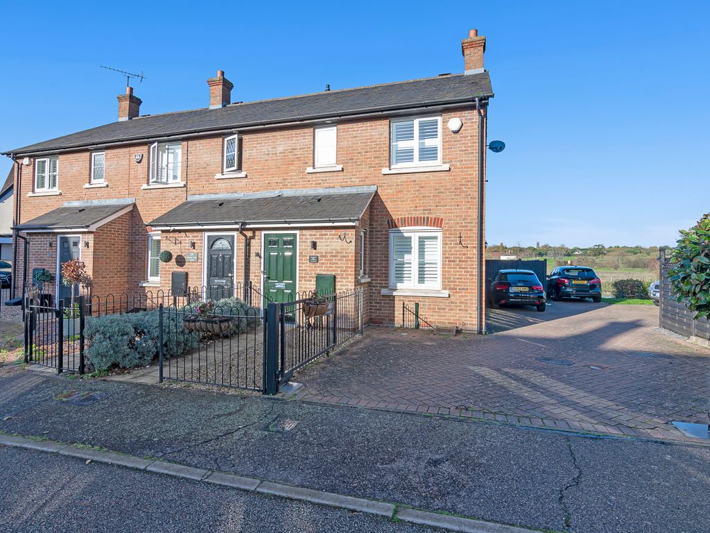 3 bed semidetached house for sale in Willow Tree Close, Romford, Essex
