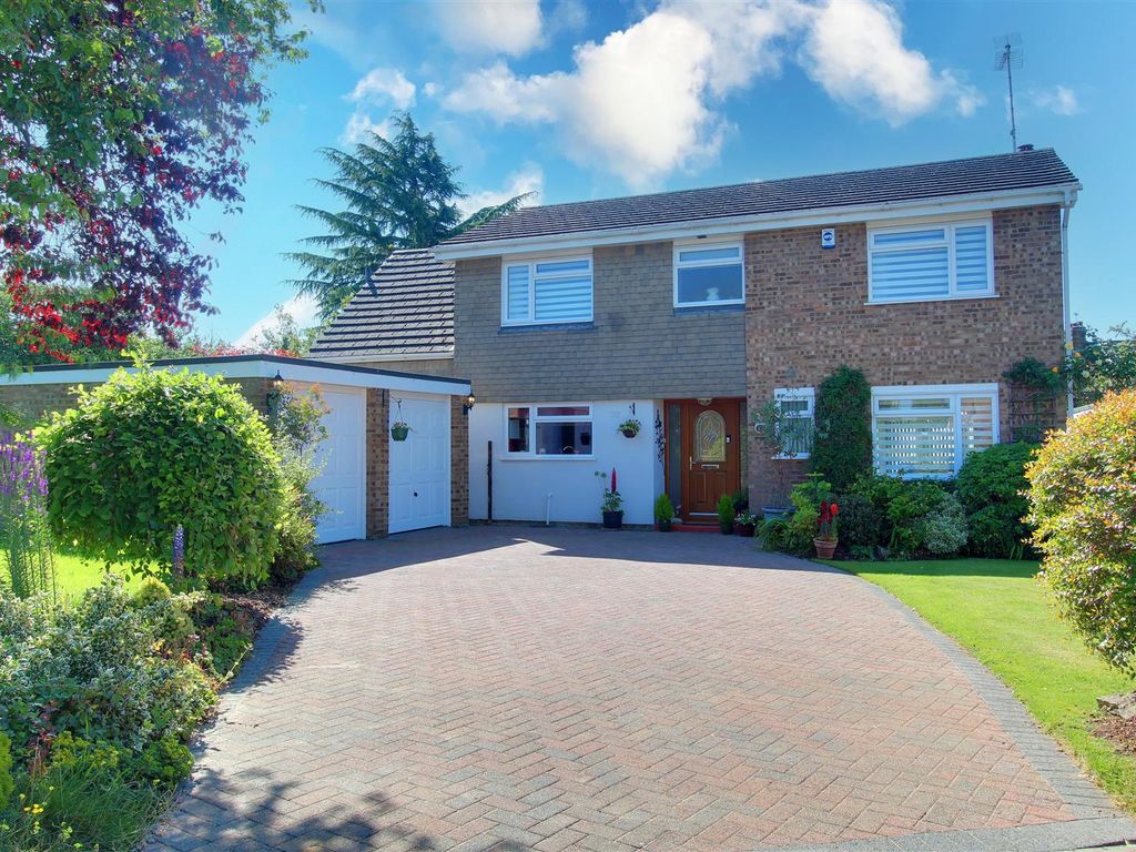4 bed detached house for sale in Brookside, Hatfield AL10, £900,000