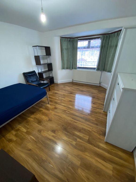Room to rent in Northumberland Rd, Walthamstow E17, £850 pcm Zoopla