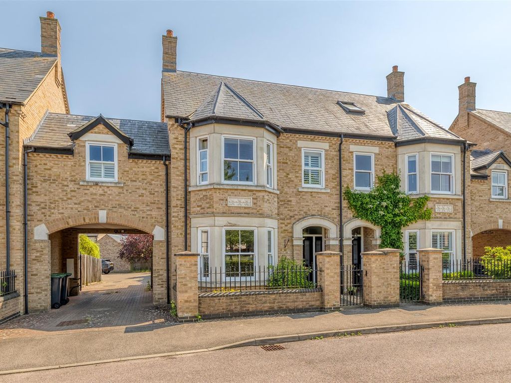 4 bed semidetached house for sale in Nightingale Way, Fairfield SG5