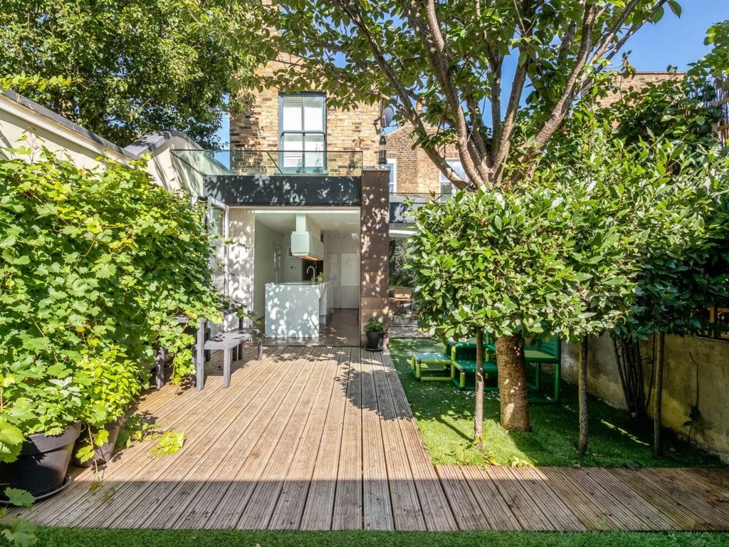 3 bed property to rent in Bellenden Road, Peckham, London SE15, £4,000