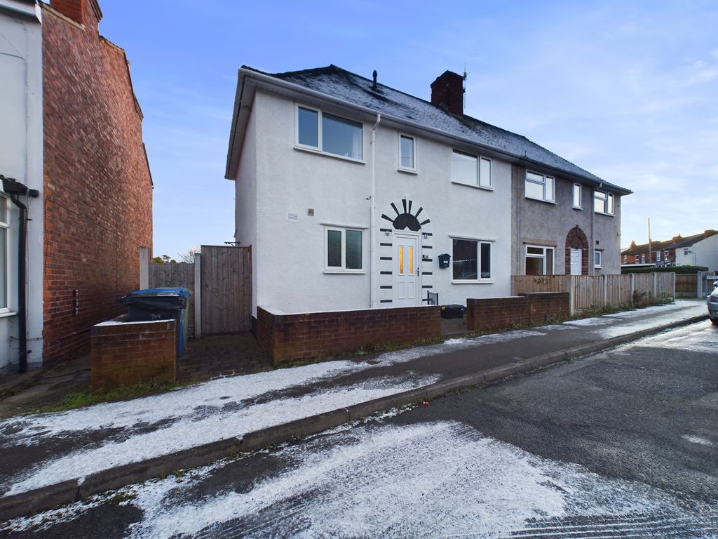 3 bed semidetached house for sale in Chesterfield Avenue, New