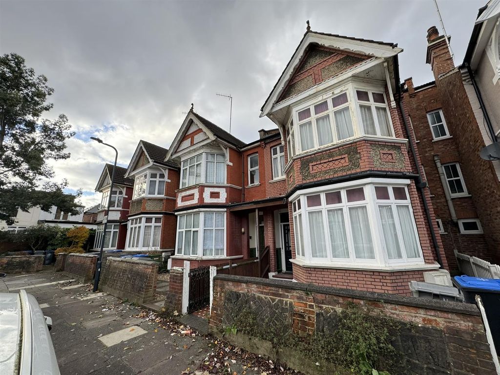 Studio to rent in James Avenue, Willesden Green NW2, £1,200 pcm Zoopla