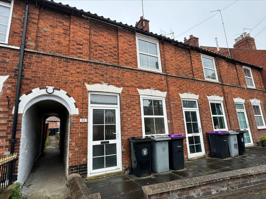 2 bed terraced house to rent in Manthorpe Road, Grantham NG31, £725 pcm