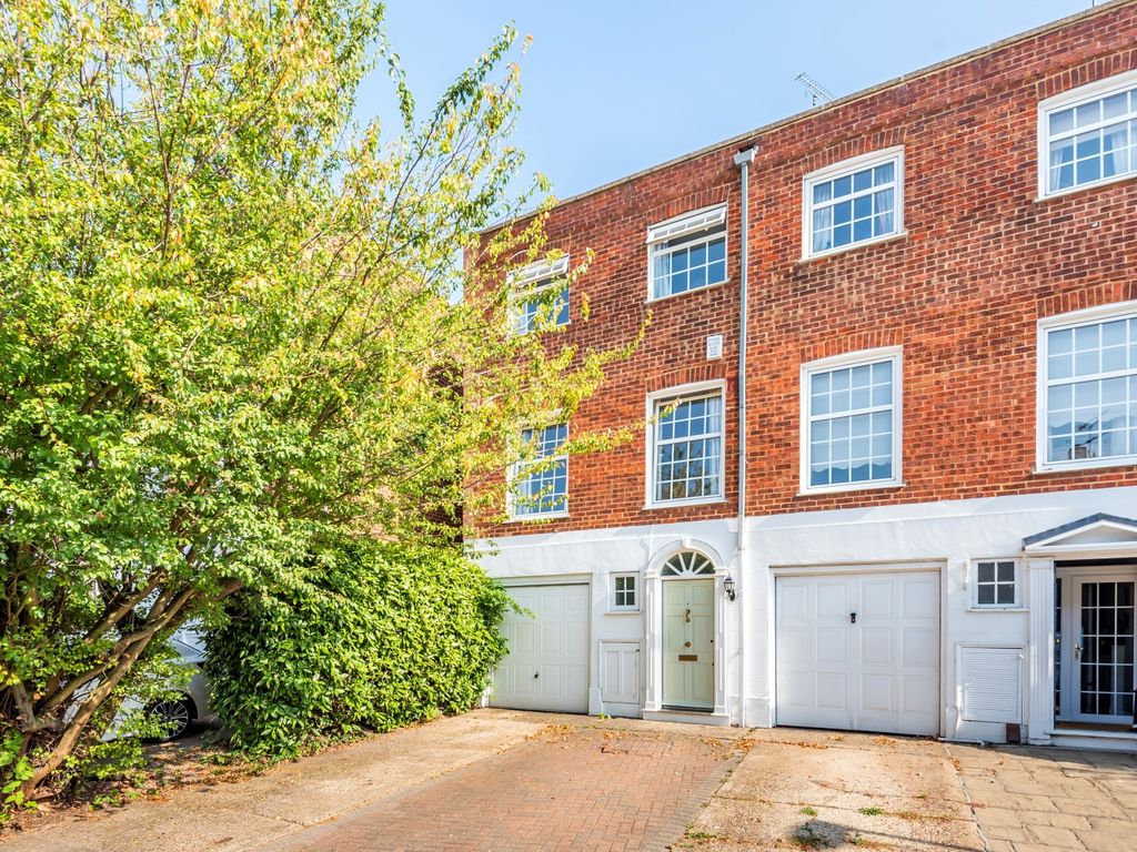 4 bed end terrace house for sale in Blenheim Gardens, Kingston Upon