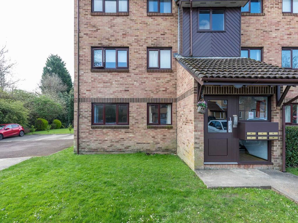 2 bed flat to rent in Manor Fields, Horsham RH13 Zoopla