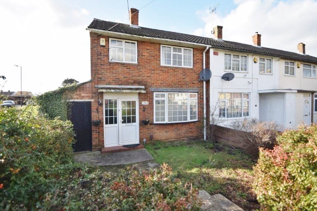3 bed end terrace house for sale in Long Furlong Drive, Slough