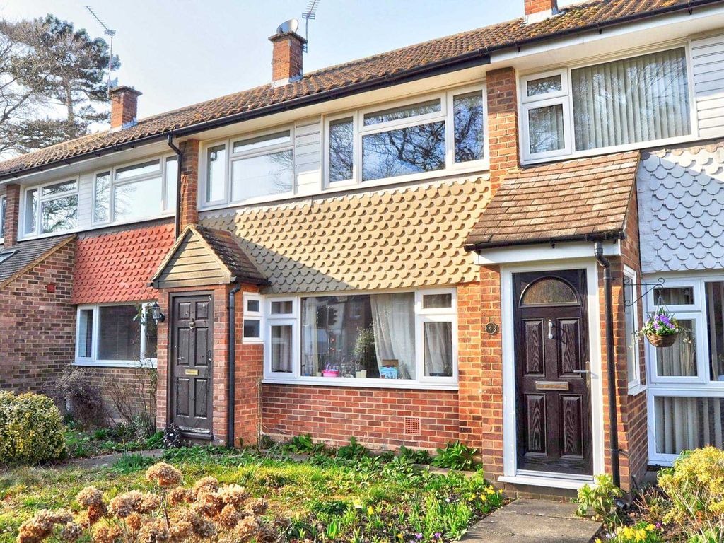 3 bed terraced house to rent in Castleton Court, Marlow SL7, £1,850 pcm