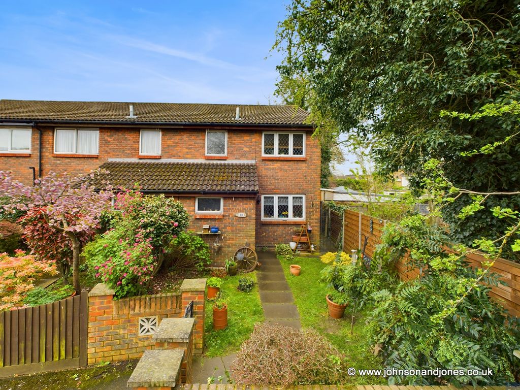 3 bed end terrace house for sale in Gogmore Farm Close, Chertsey KT16
