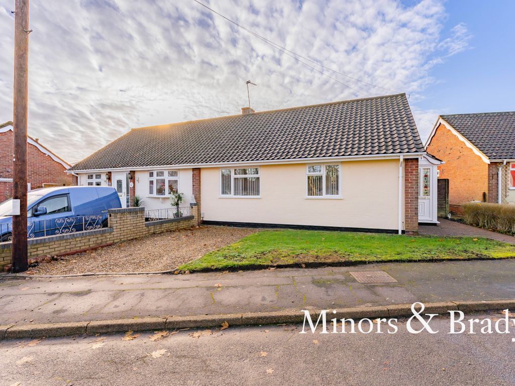 2 bed semidetached bungalow for sale in Cricket Ground Road, Norwich