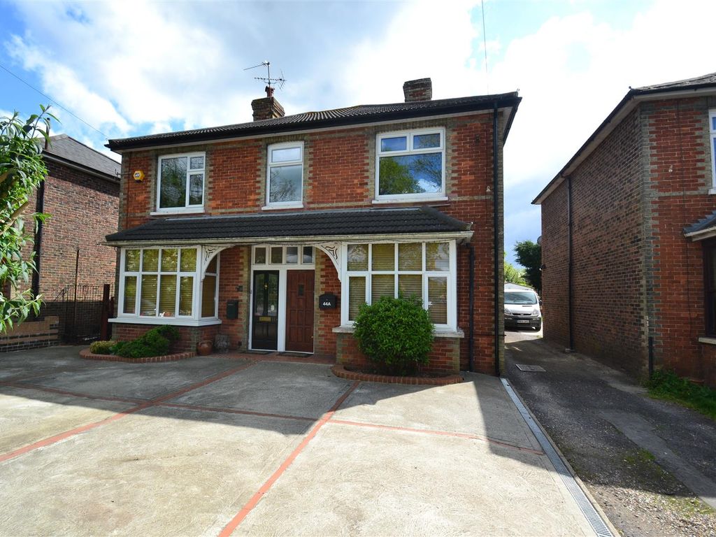 2 bed to rent in Brighton Road, Horley RH6 Zoopla