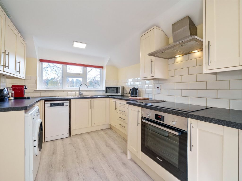 2 bed to rent in Bagshot Road, Ascot, Berkshire SL5, £1,750