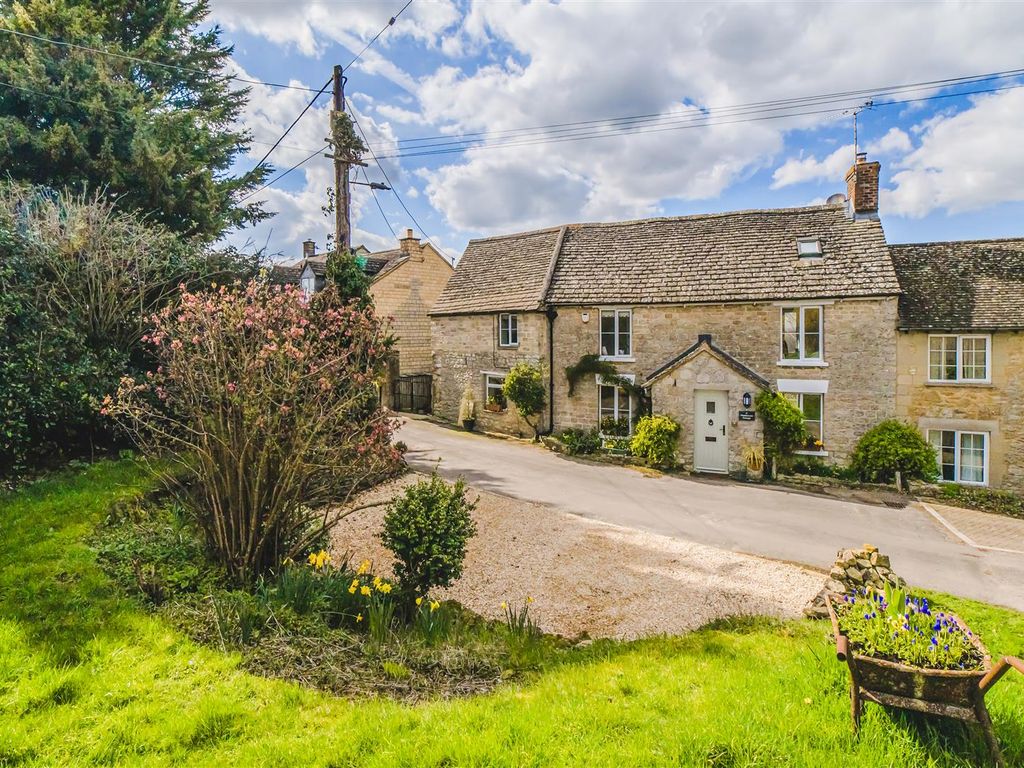 4 bed semidetached house for sale in Upper Pavenhill, Purton, Swindon