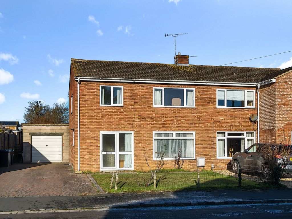 3 bed semidetached house for sale in Ashfield Road, Carterton