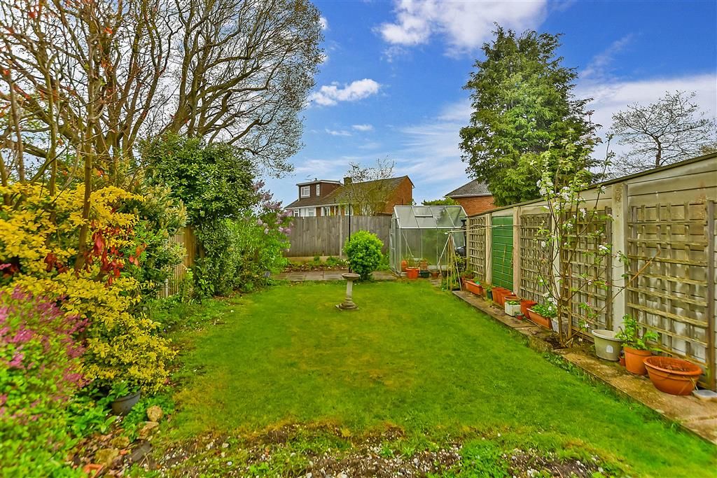 2 bed semidetached bungalow for sale in Chalfont Drive, Rainham