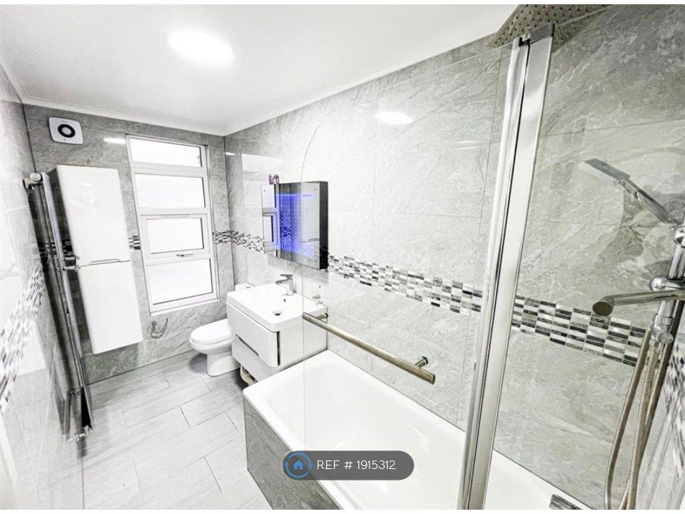 Room to rent in Kingston Road, Ilford IG1, £650 pcm Zoopla