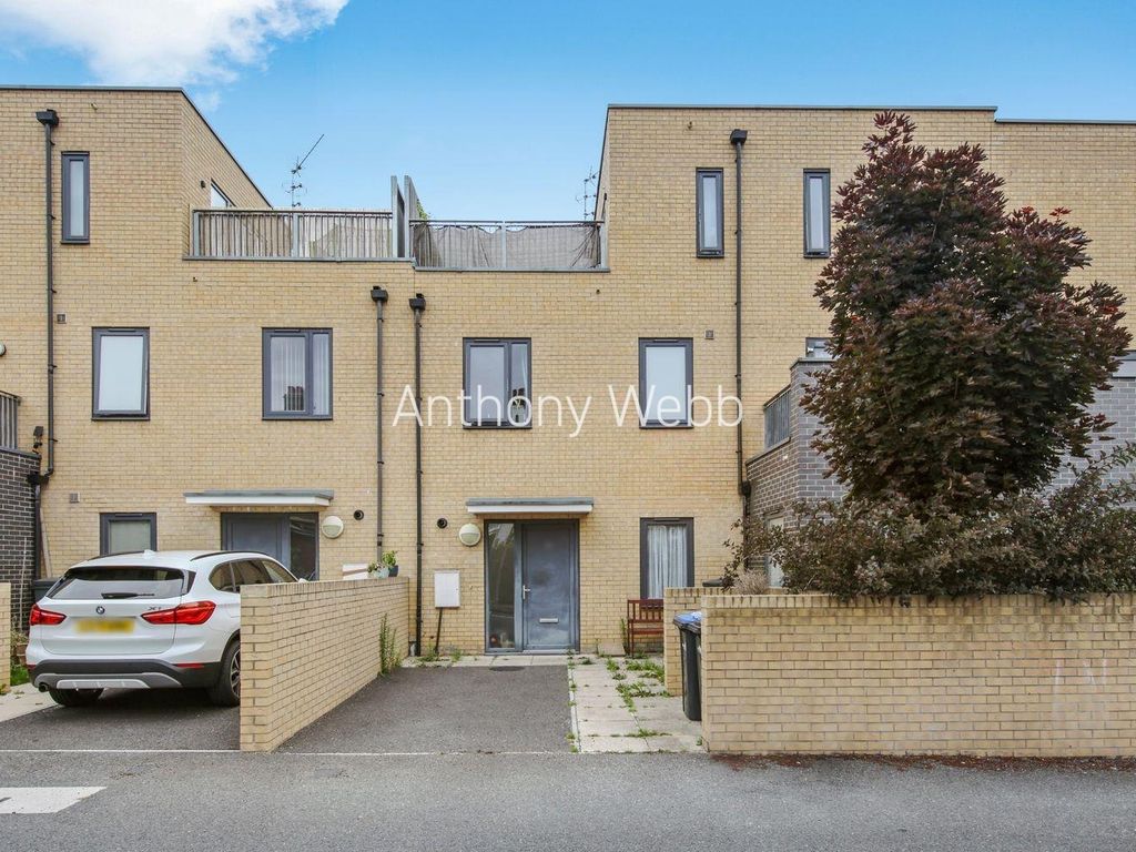 3 bed town house for sale in Gateway Mews, Bounds Green, London N11, £