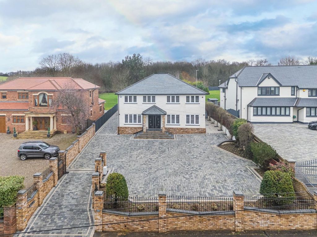 5 bed detached house for sale in Middle Street, Nazeing, Essex EN9, £