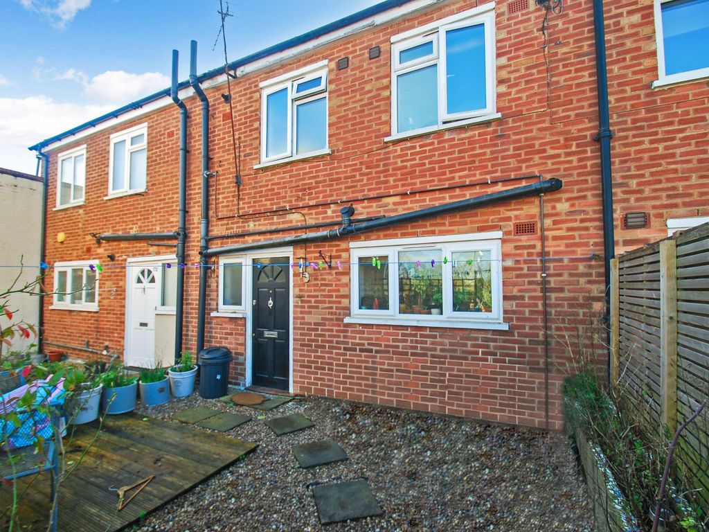 2 bed flat for sale in Maxwell Road, Beaconsfield, Buckinghamshire HP9, £385,000 Zoopla