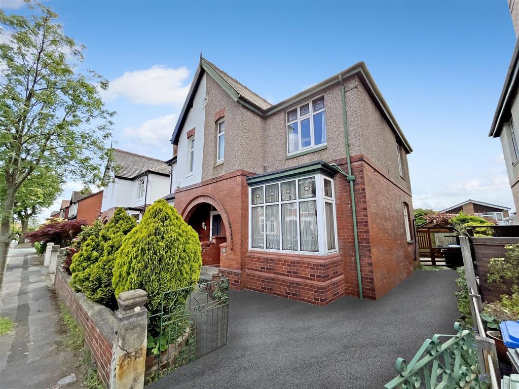 4 bed semidetached house for sale in Arran Avenue, Sale M33 Zoopla