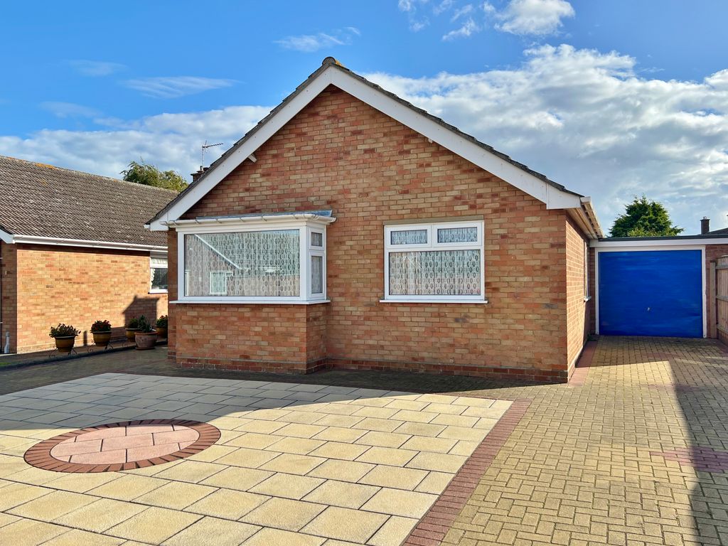 3 bed detached bungalow for sale in Swallow Close, Felixstowe IP11, £