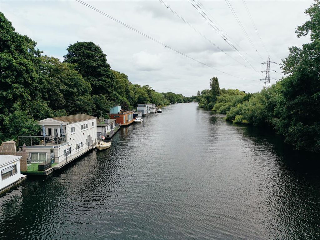 3 bed houseboat for sale in Ryepeck Meadow Moorings, Shepperton TW17