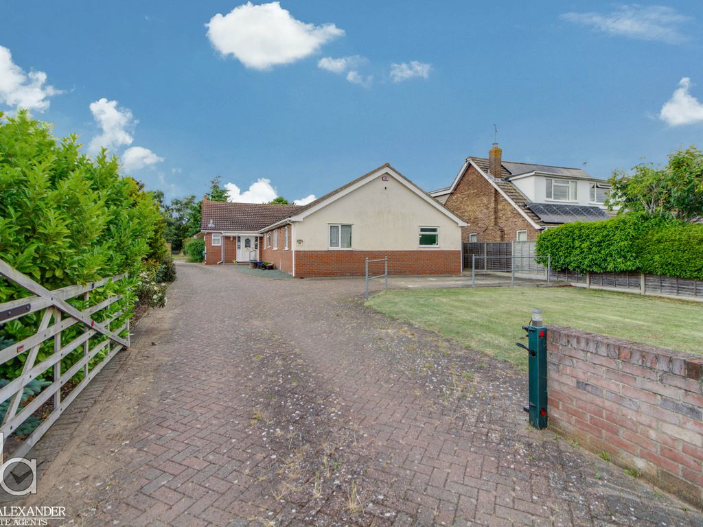 6 bed detached bungalow for sale in Maldon Road, Tiptree, Colchester