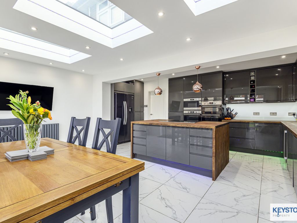 4 bed semidetached house for sale in Kingshill Avenue, Collier Row