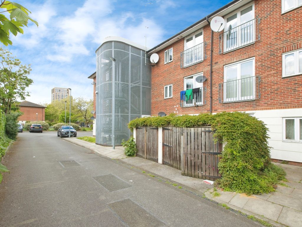 2 bed flat for sale in Plumstead Road, London SE18, £280,000 Zoopla