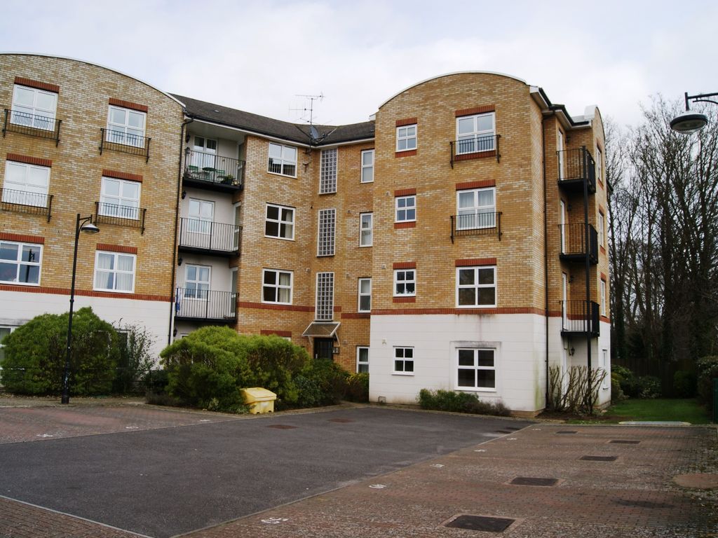 2 bed flat to rent in Russell Road, Basingstoke RG21, £1,200 pcm Zoopla