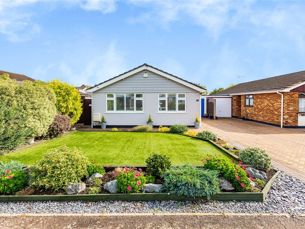 4 bed detached bungalow for sale in Finchingfield Way, Wickford SS12, £