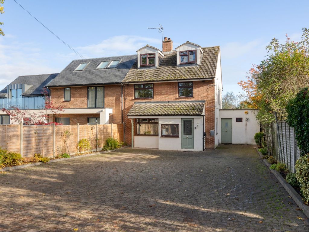 4 bed semidetached house for sale in Hitchin Road, Gosmore, Hitchin