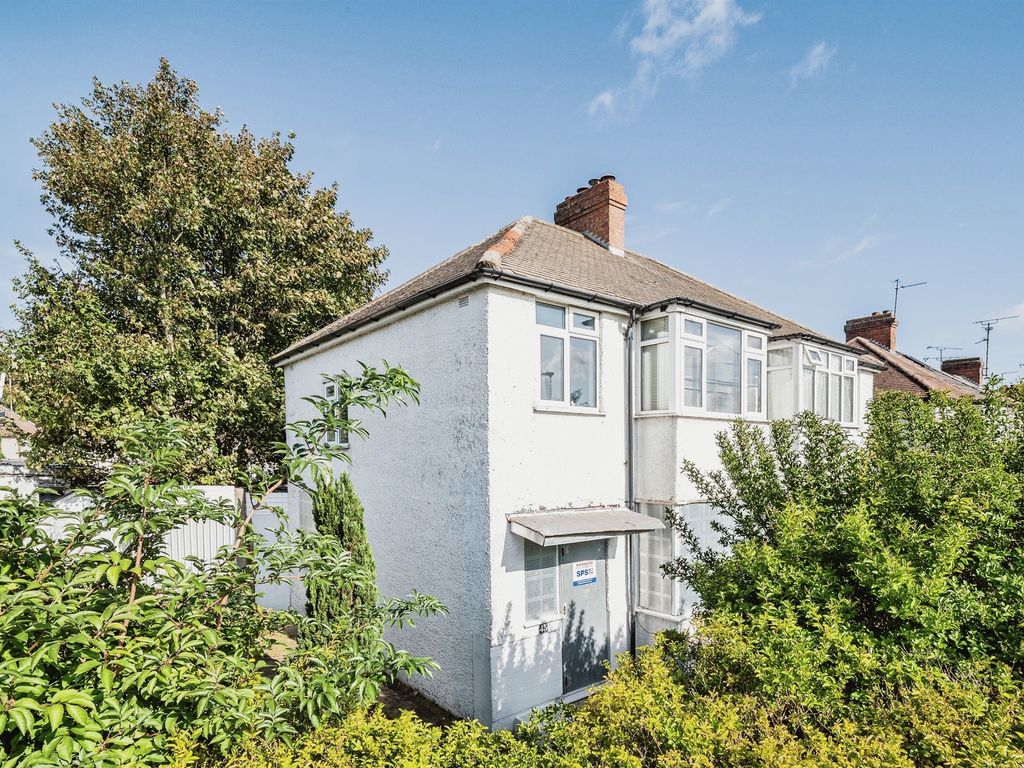 3 bed semidetached house for sale in Fourth Avenue, Luton LU3, £