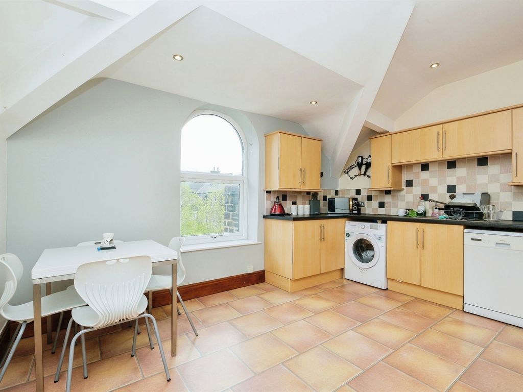 2 bed flat for sale in High Street, Yeadon, Leeds LS19, £175,000 Zoopla
