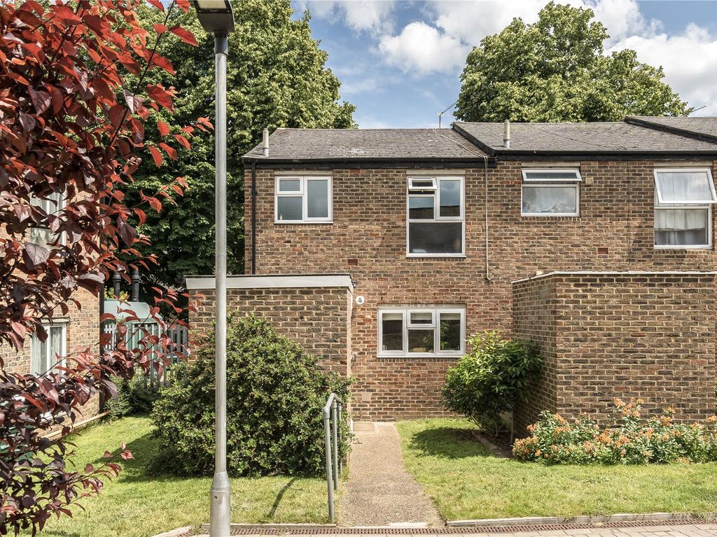 3 bed detached house to rent in Fletching Road, Charlton, London SE7, £