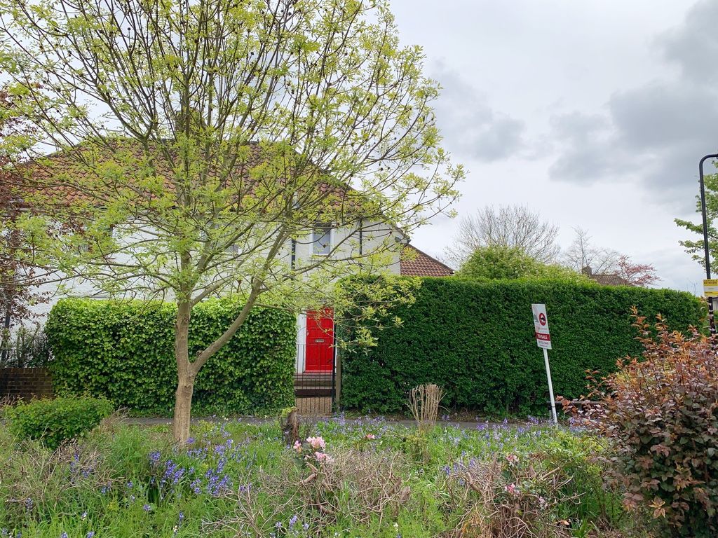 3 bed semidetached house for sale in Saxon Drive, West Acton, London