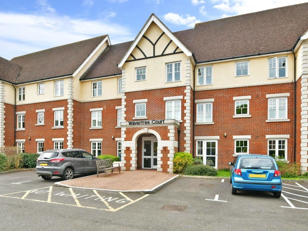 1 bed flat to rent in Massetts Road, Horley RH6, £950 pcm Zoopla