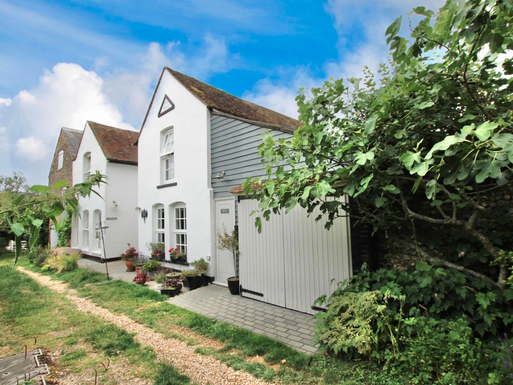 3 bed end terrace house for sale in High Street, Charing, Ashford TN27