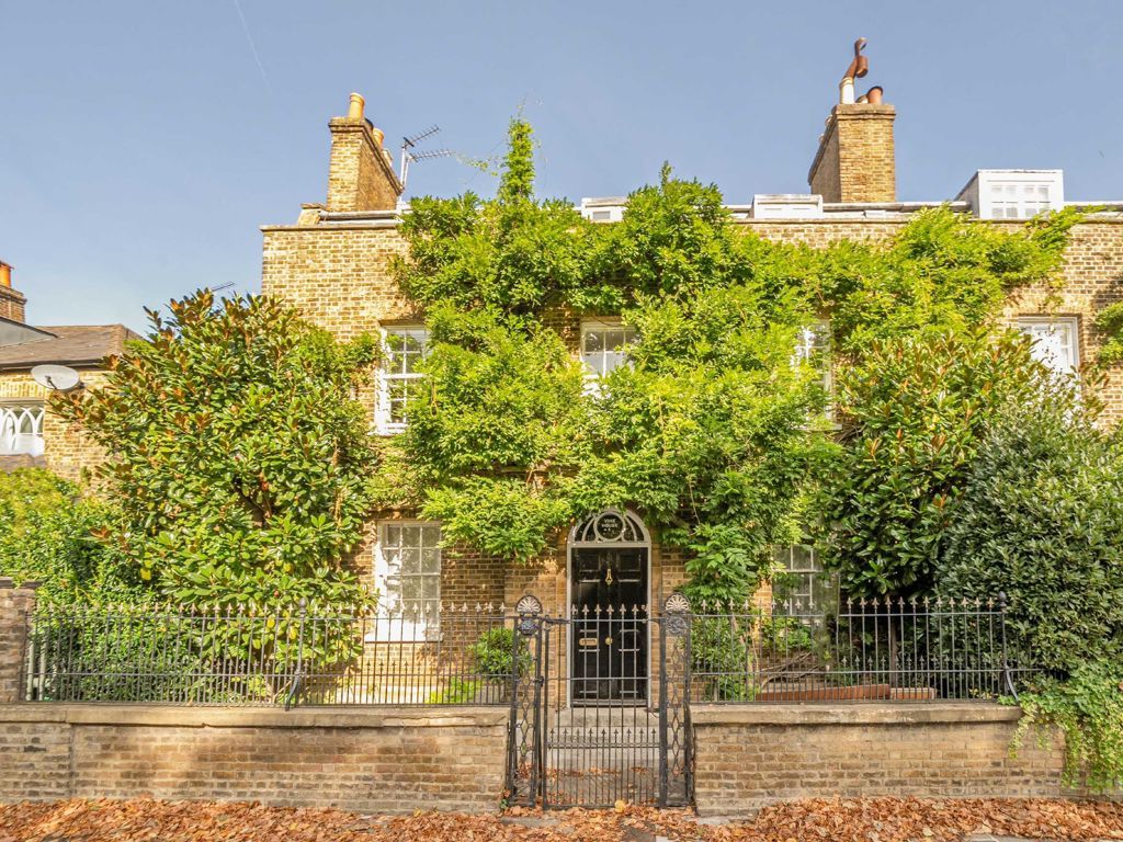 4 bed flat for sale in Hampton Court Road, East Molesey KT8, £900,000