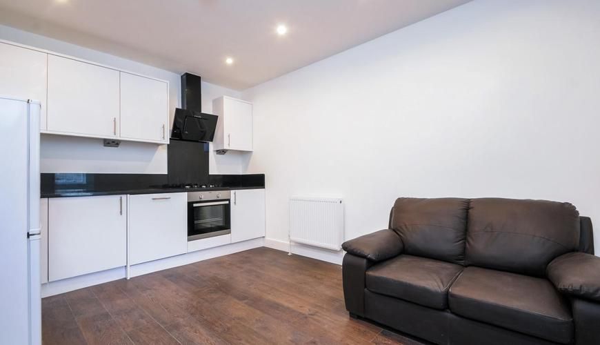 3 bed flat to rent in Clapham Road, London SW9, £3,000 pcm Zoopla
